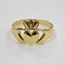 Load image into Gallery viewer, Classic gold mens Irish Claddagh ring 10ct