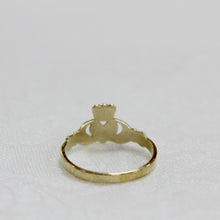 Load image into Gallery viewer, Ladies Gold Claddagh Ring (9ct)