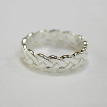Load image into Gallery viewer, Large sizes sterling silver celtic ring