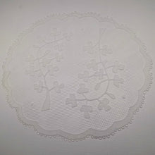 Load image into Gallery viewer, Shamrock pattern handmade carrickmacross lace