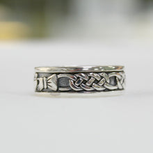 Load image into Gallery viewer, Side detail of sterling silver mens claddagh band